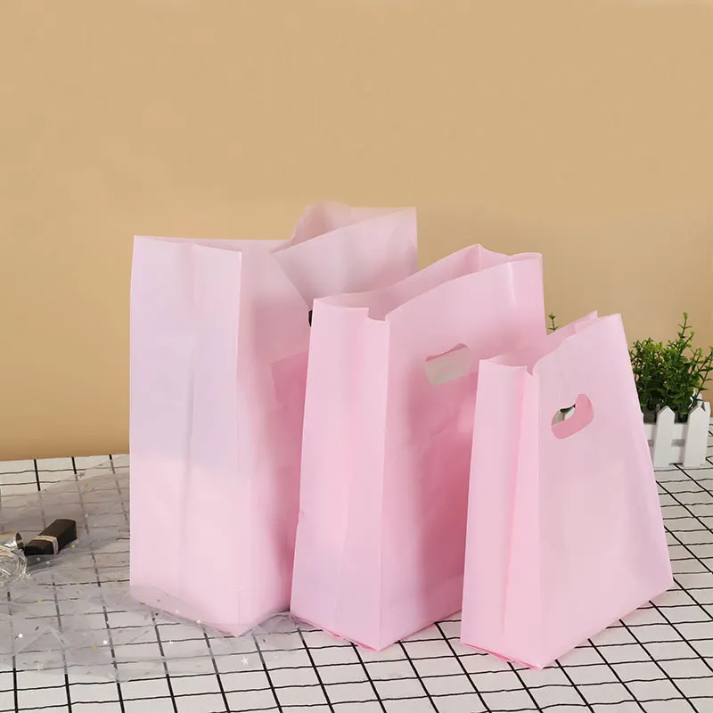 Toptan özel mat şeffaf plastik ambalaj poşetleri alışveriş taşıma Pvc kalıp kesim çanta pembe poli saplı çanta Logo