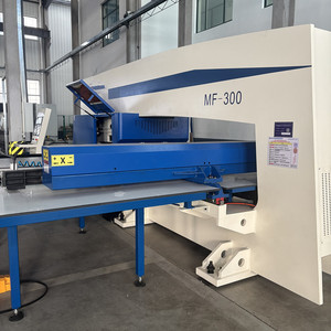 Punzonadora de torreta CNC para hojas de metal con funciones de servo grabado, estampado y punzonado - Product Image 3