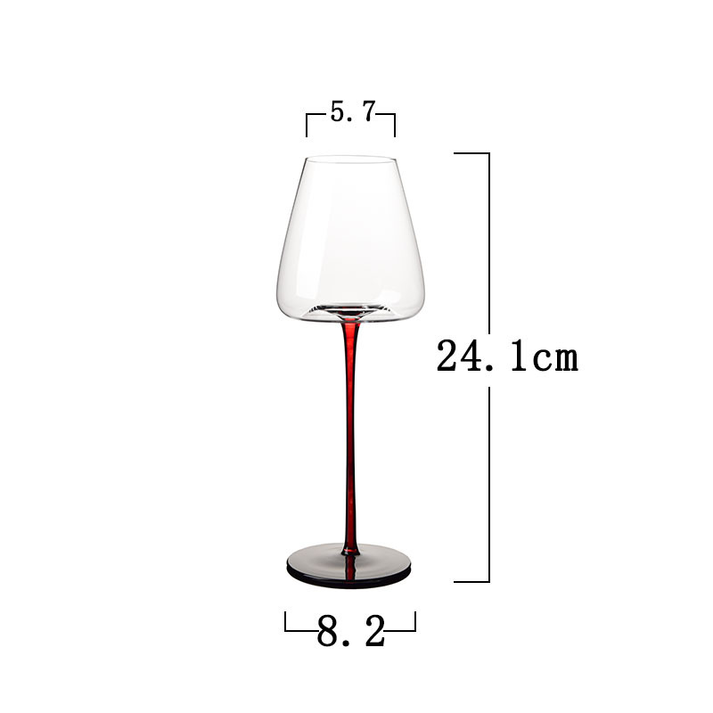 Verre à vin rouge de petite taille avec fond noir