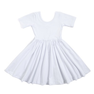 2024 precio de fábrica precio barato algodón suave bebé niñas Flutter vestido manga corta estampado personalizado verano columpio vestidos de bebé