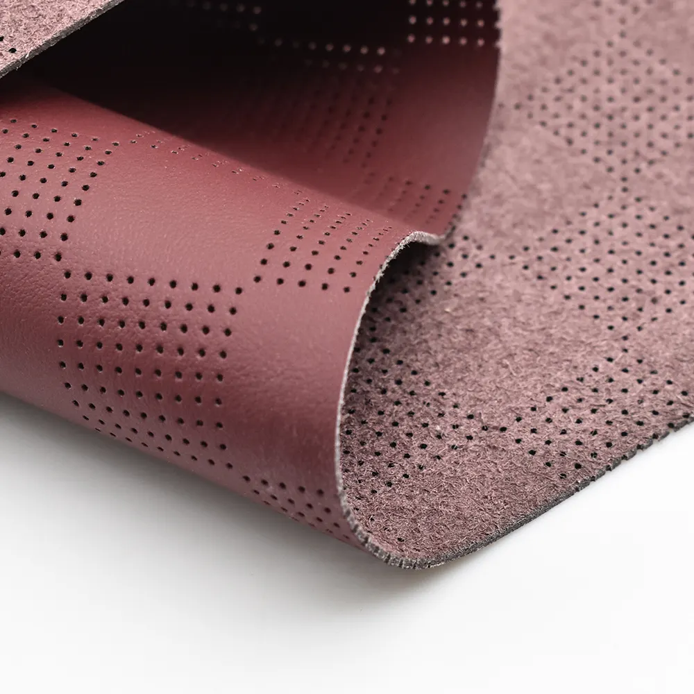 Contoh gratis 1.3mm kain kulit buatan mikrofiber kulit berlubang bersirkulasi lembut merah untuk kursi mobil, furnitur, sepatu dan tas