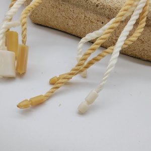 Cuerda de etiqueta colgante de PVC al por mayor, accesorios de ropa normales con cerradura, sellos de bucle oscilante de plástico, cuerda de etiqueta de ropa común al por mayor - Product Image 1