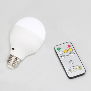 7W USB C หลอดไฟ LED แบบชาร์จไฟได้พร้อมรีโมทคอนโทรลไฟล้มเหลว Outrage ฉุกเฉินแบตเตอรี่ 2600mAh 5V หลอดไฟแบบชาร์จไฟได้