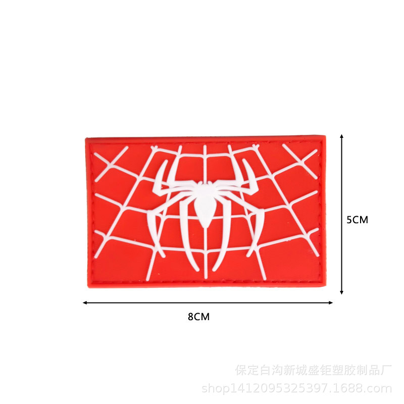 Blanc sur fond rouge