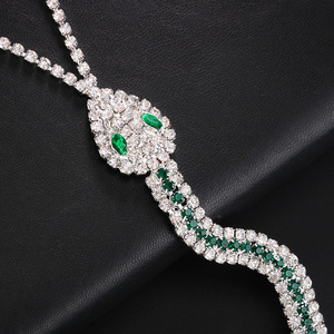 Moda abartılı yılan şekilli göğüs zincir kolye parlak Rhinestone vücut zincir kadınlar seksi parti gece kulübü takı aksesuarları