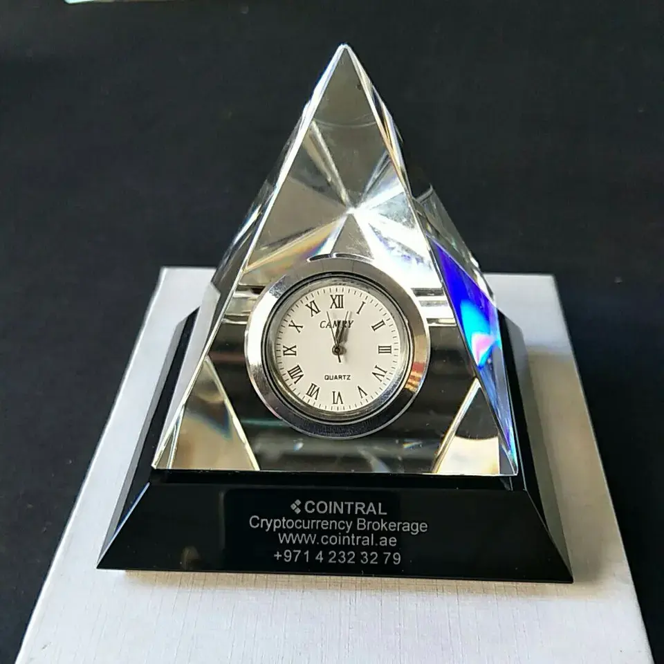 Orologio da tavolo in cristallo con piramide trasparente all'ingrosso della fabbrica orologio in cristallo con logo inciso al laser personalizzato per regalo aziendale