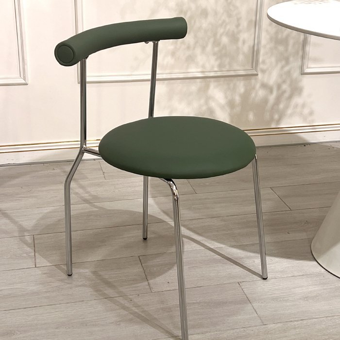 Chaise à roulettes vert foncé avec pieds argentés - modèle "egg roll"