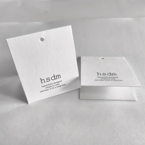 ZT-HT25111 Etiquetas Personalizadas De Luxo Pendurar Meia Kraft Uv Logo Papel Natural Dobre Hangtags Etiquetas De Balanço De Impressão
