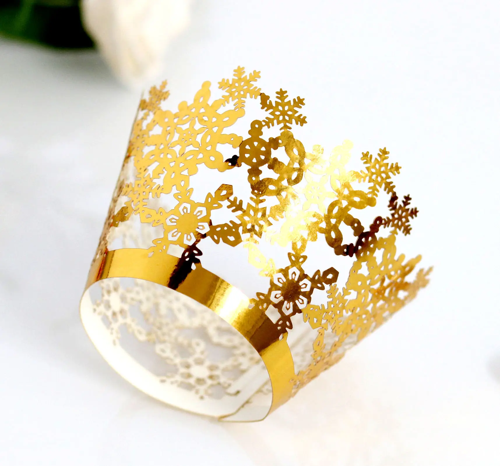 Laser Cut White Snowflake Cupcake Wrappers Muffin Paper Holders For Christmas Day Wholesale