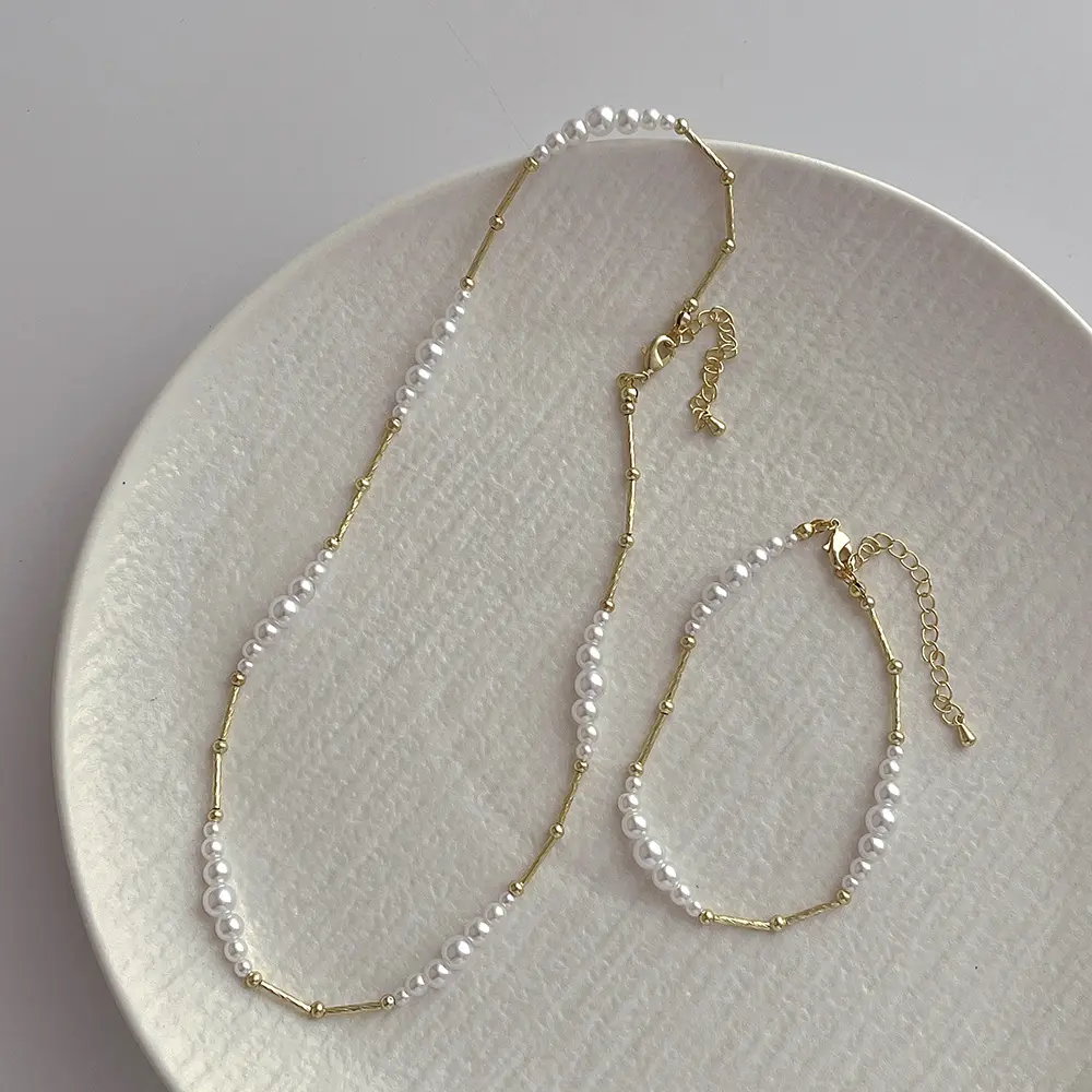 2023 nuovo arrivo gioielli di moda Design senso tubo di metallo collana di perle per collane placcate oro con perle d'acqua dolce da donna
