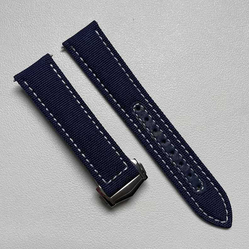 Bleu avec surpiqûres blanches