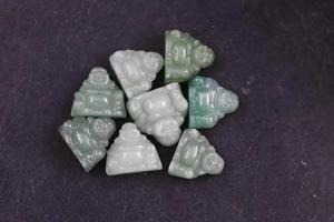Yeşil yeşim oyma mutlu oturma buda heykelleri dini avrupa hayvan kristal elmas gravür yeşim oyma kolye özel