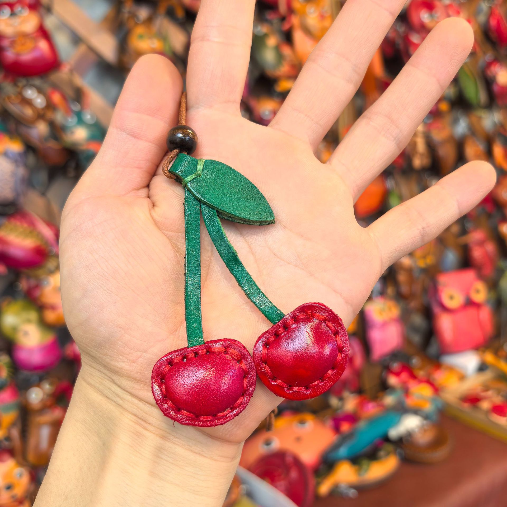 Colgante de cereza roja cosido a mano