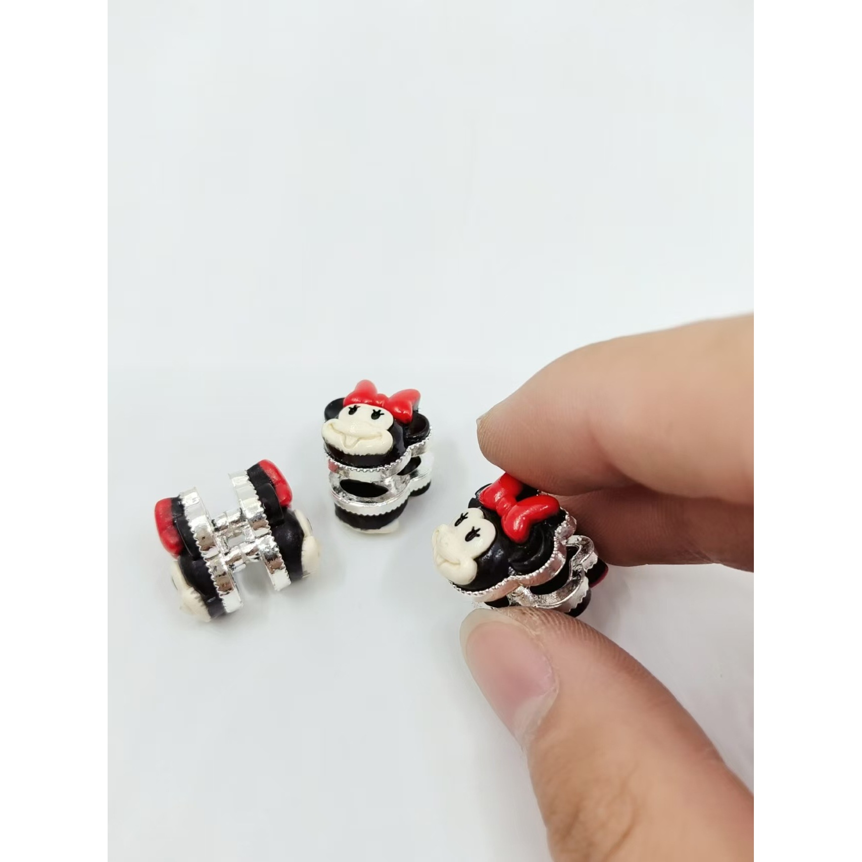 Minnie Mouse bañada en plata