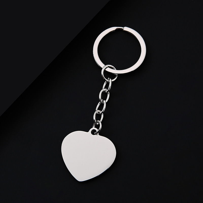Llavero plateado con forma de corazón.
