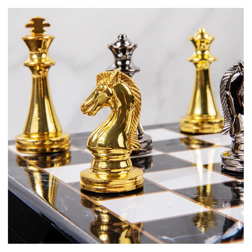 Pièces d'échecs en métal de luxe de haute qualité pour fête jeu de dés personnalisé jeux de société jeu d'échecs en métal livraison directe