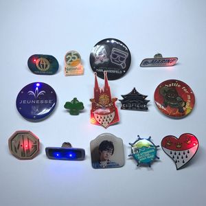 סין LED פין ספק מותאם אישית עיצוב משלך לוגו LED מהבהב כפתור בטיחות פין תג - Product Image 1