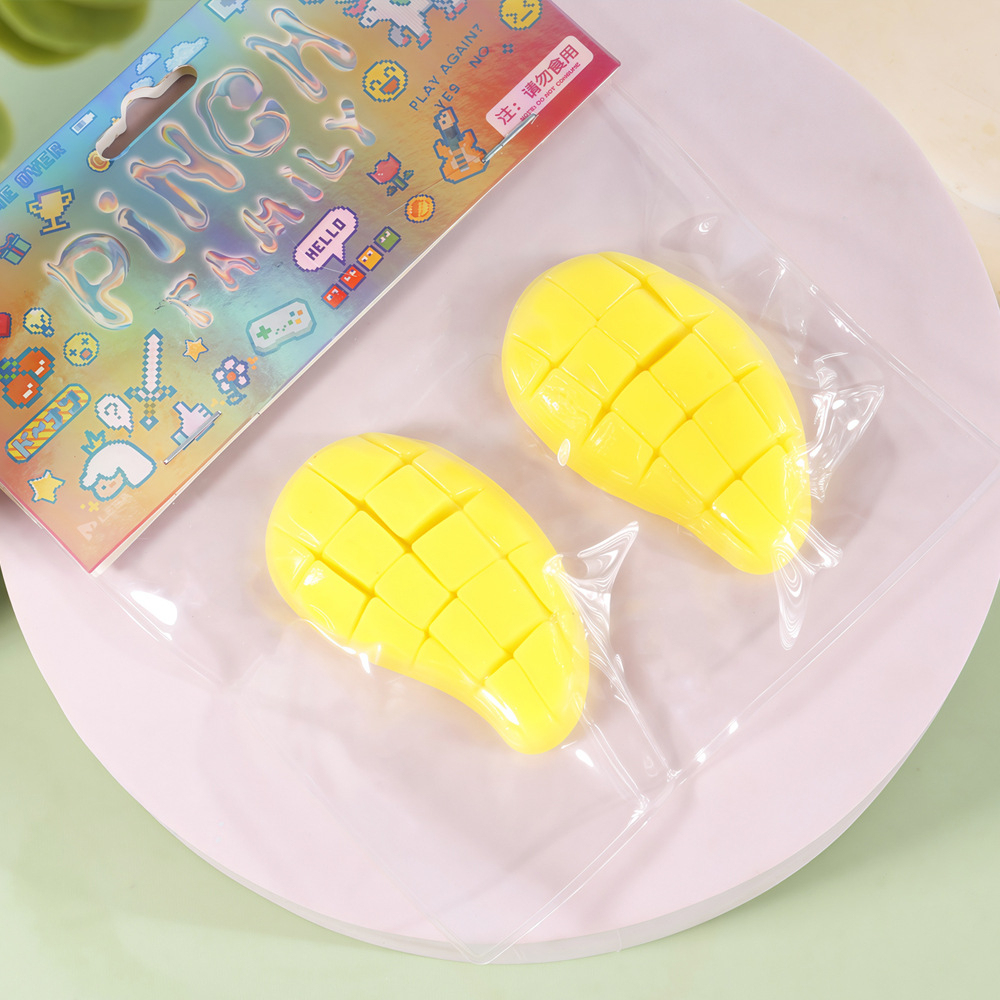 Coupez la mangue en tranches et pétrissez-la.