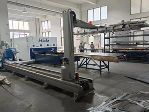 Be- und Entladerroboter mit Schienen-Hilfstransportmechanismus für Holzbearbeitung und Blechindustrie - Product Image 4