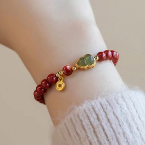 สร้อยข้อมือประดับด้วยพลอยเทียมสีทองฝังด้วยหยกสไตล์โบราณลูกปัดสตริงของตกแต่งที่เป็นมงคลและเจริญรุ่งเรือง - Product Image 1