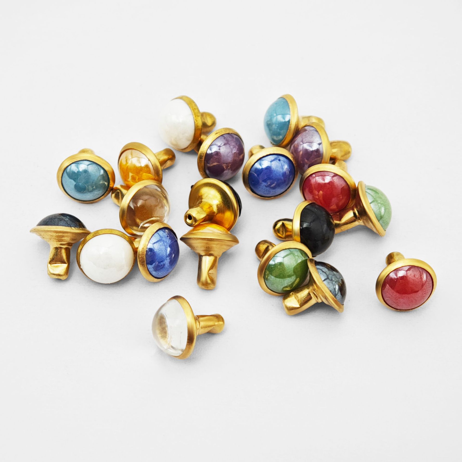 Mixed color 7.5mm cat's eye stud with shank
