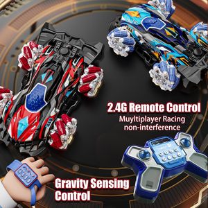 KOUYIKOU 2.4G 4WD360 ° ロータリースプレードリフトツインリモコンカーおもちゃライトと音楽誕生日ギフトおもちゃ男の子用