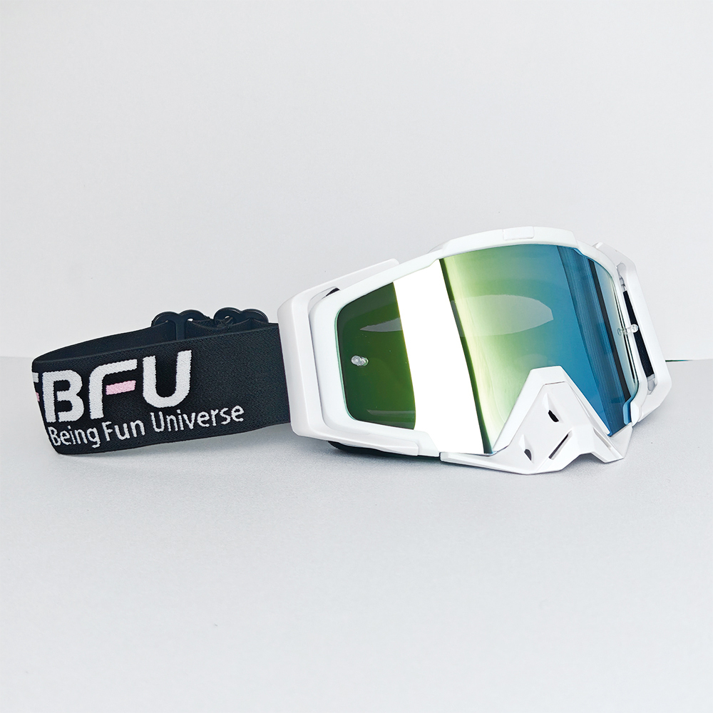 Gafas doradas con montura blanca.