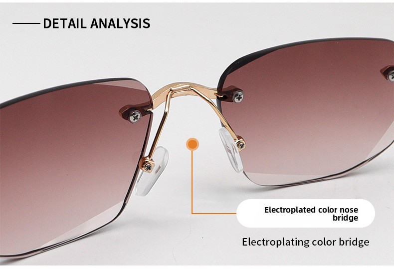 Lentes de té con montura dorada.