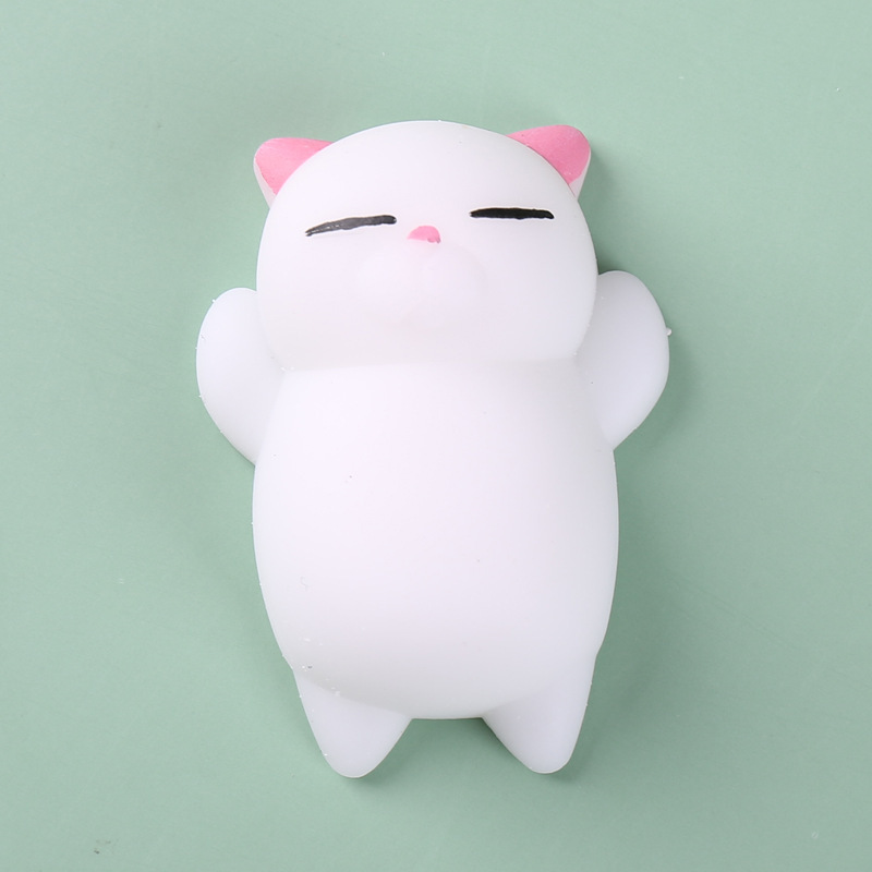 Gato blanco con orejas rosadas.