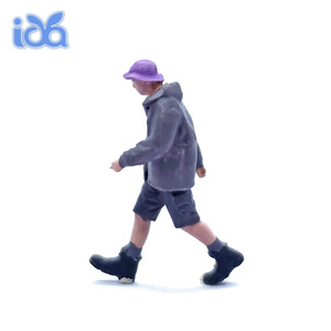 IOTA定制ABS树脂工艺品彩绘迷你模型的一个巧妙的步行的人1/64 S比例时尚的微型模型 - Product Image 6