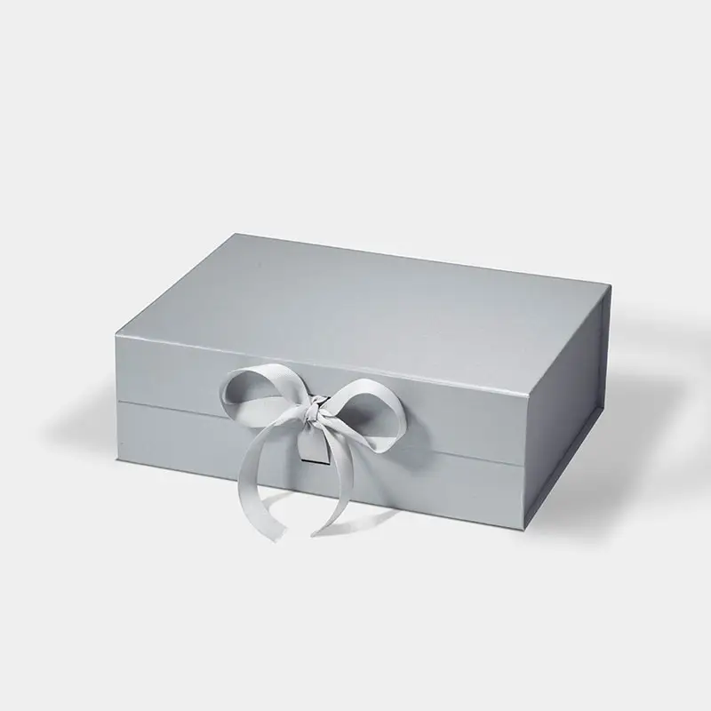 Geoto Embalagem Luxury Art Paper Silver Rigid Magnetic Closure Ribbon Gift Box para Vestuário