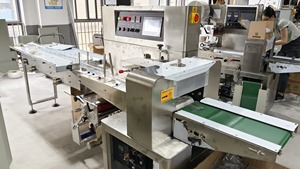 Otomatik paketleme makinesi plastik şişe anlık erişte yapışkan notlar oyuncaklar kabarcık çanta yatay yastık paketleme makinesi