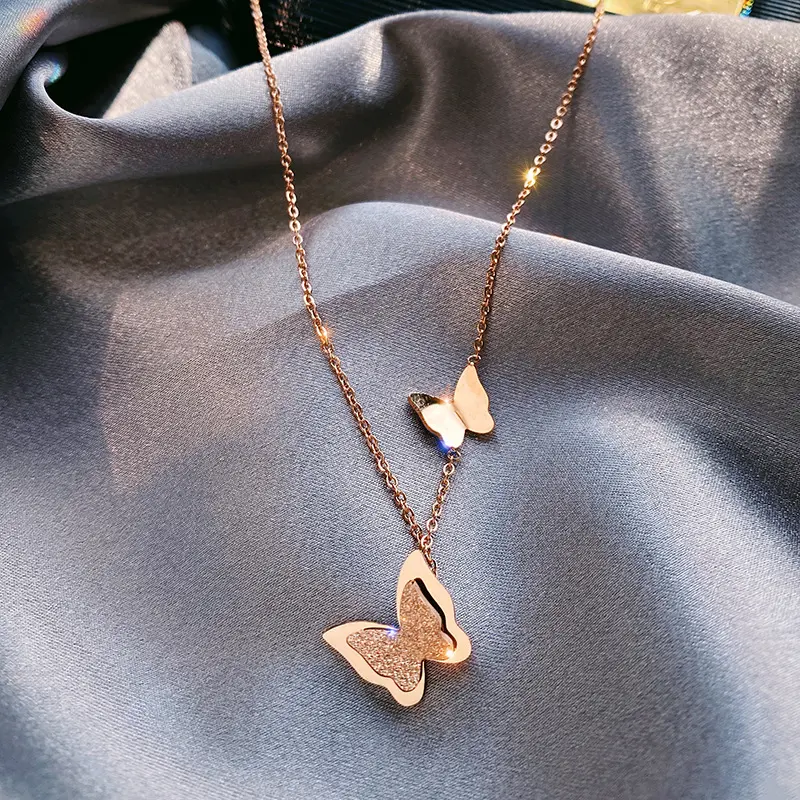 MIYOUKE عقد هدية لفراشة من الفولاذ المقاوم للصدأ عصري مطلي بالذهب لعيد الحب مع بطاقة تهنئة