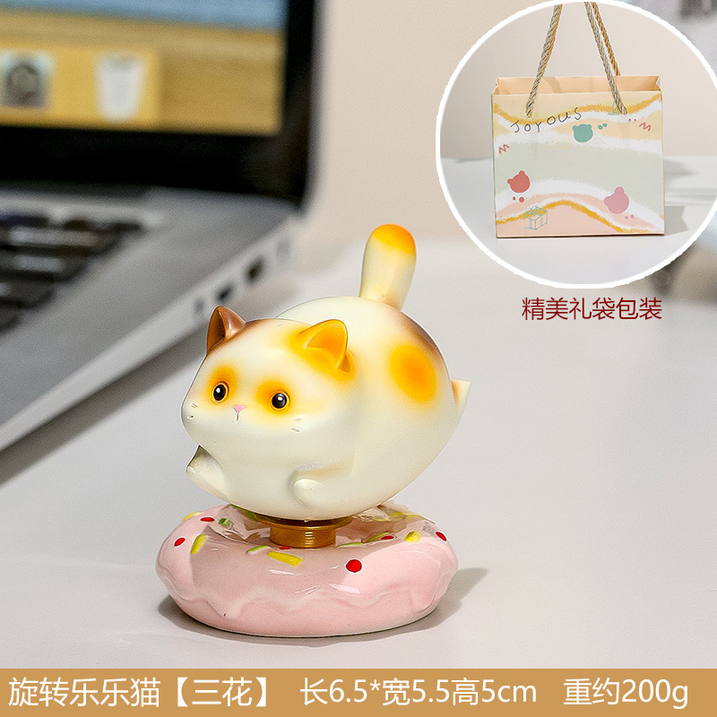 Bolsa de regalo con diseño de gato calico hilando.