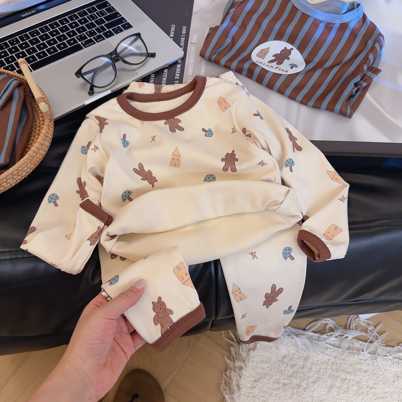 Conjunto de felpa estilo alemán con diseño de hongo y oso en color beige (nuevo)