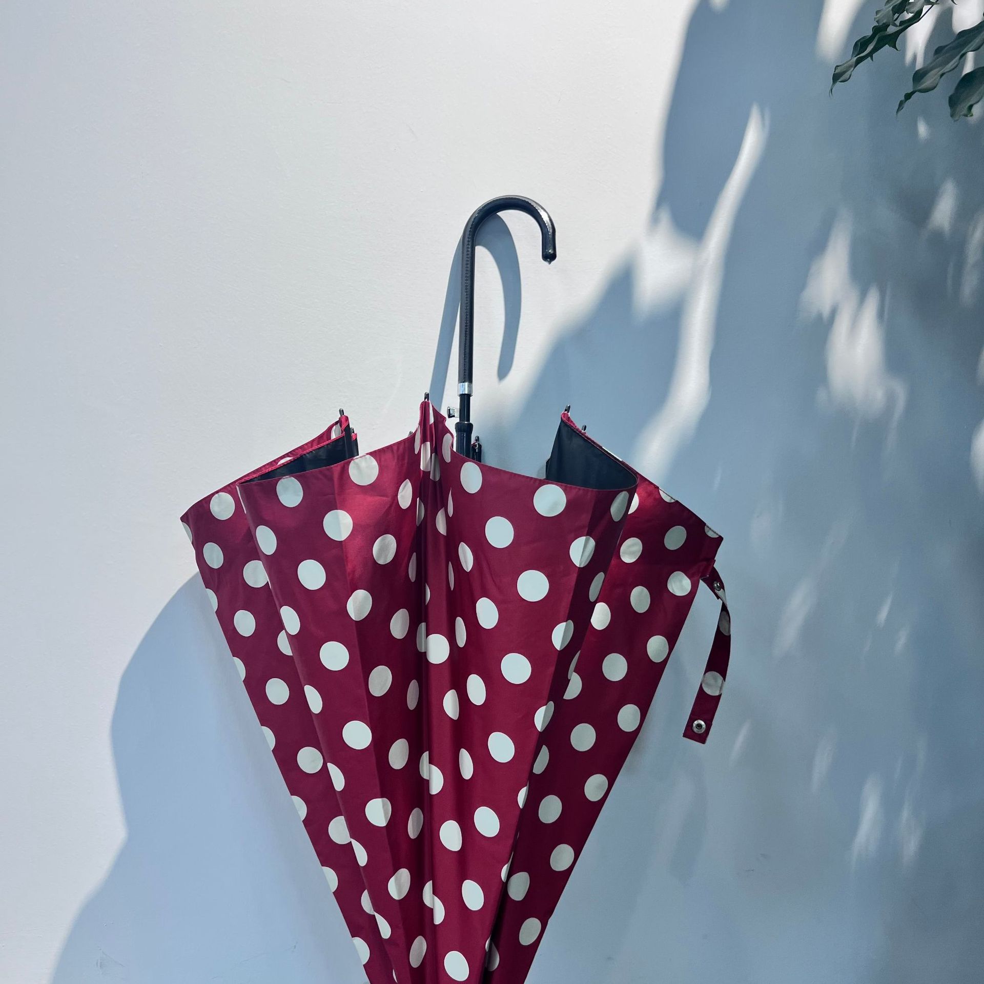 Parapluie droit en vinyle, long manche, style vintage, grands pois rouges.