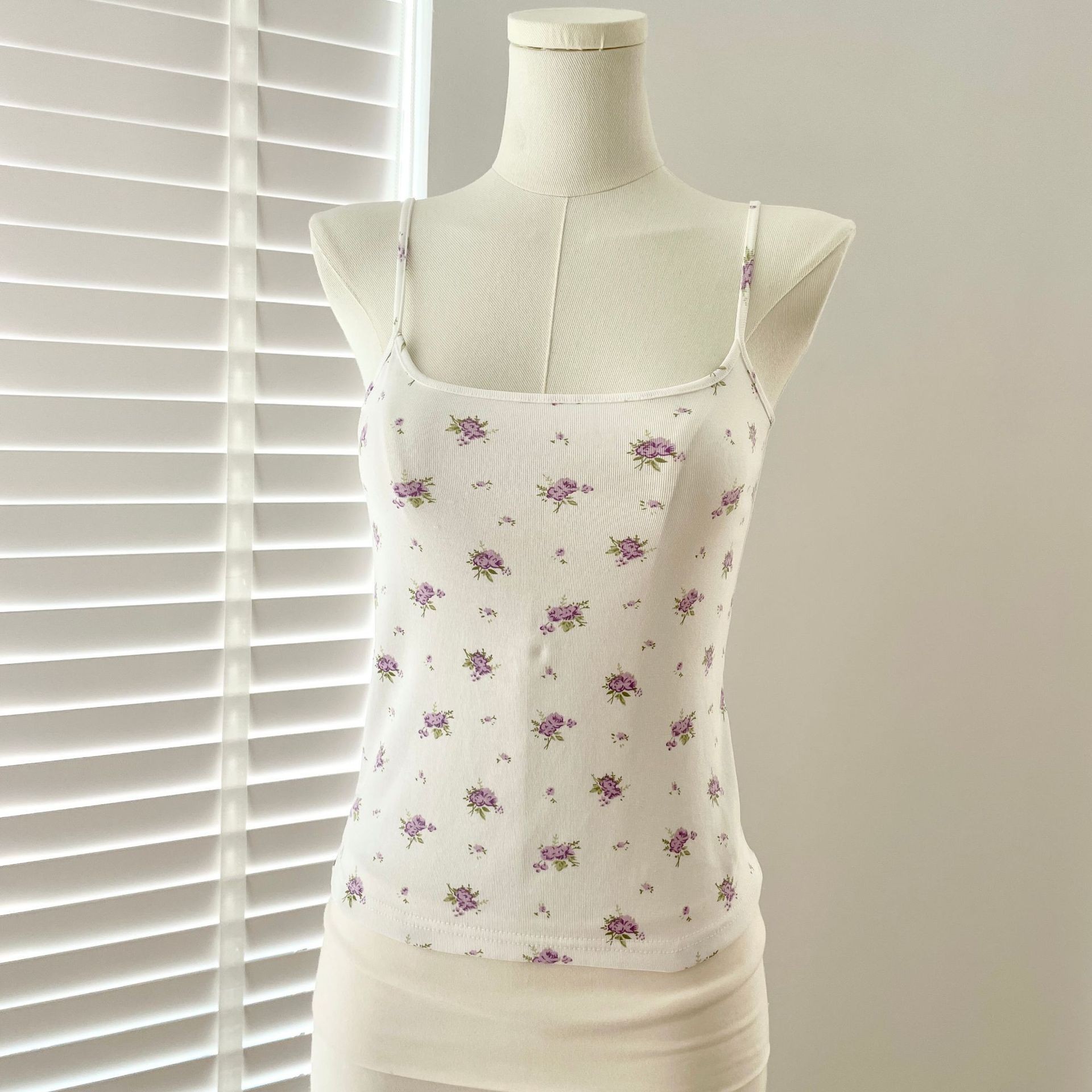 fond blanc avec des fleurs violettes