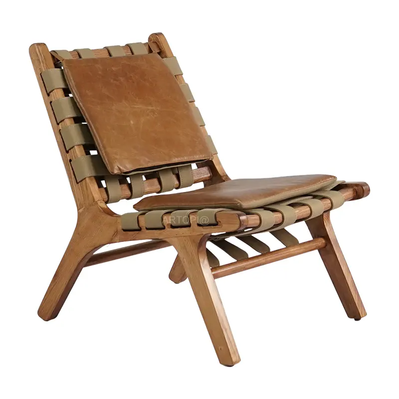 Cadeira medieval clássica da sala de estar, madeira sólida