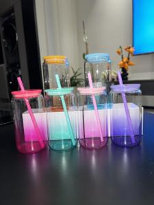 ขายร้อน 16 ออนซ์ไล่ระดับสีแก้ว borosilicate สูงพร้อมฝา PP สีและฟางสี