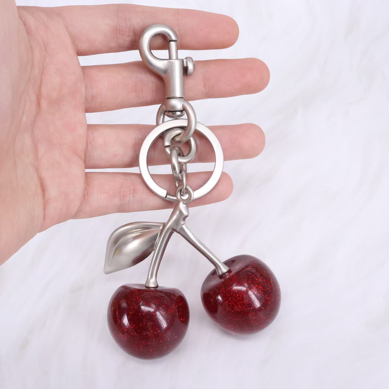 Cerise rouge argentée