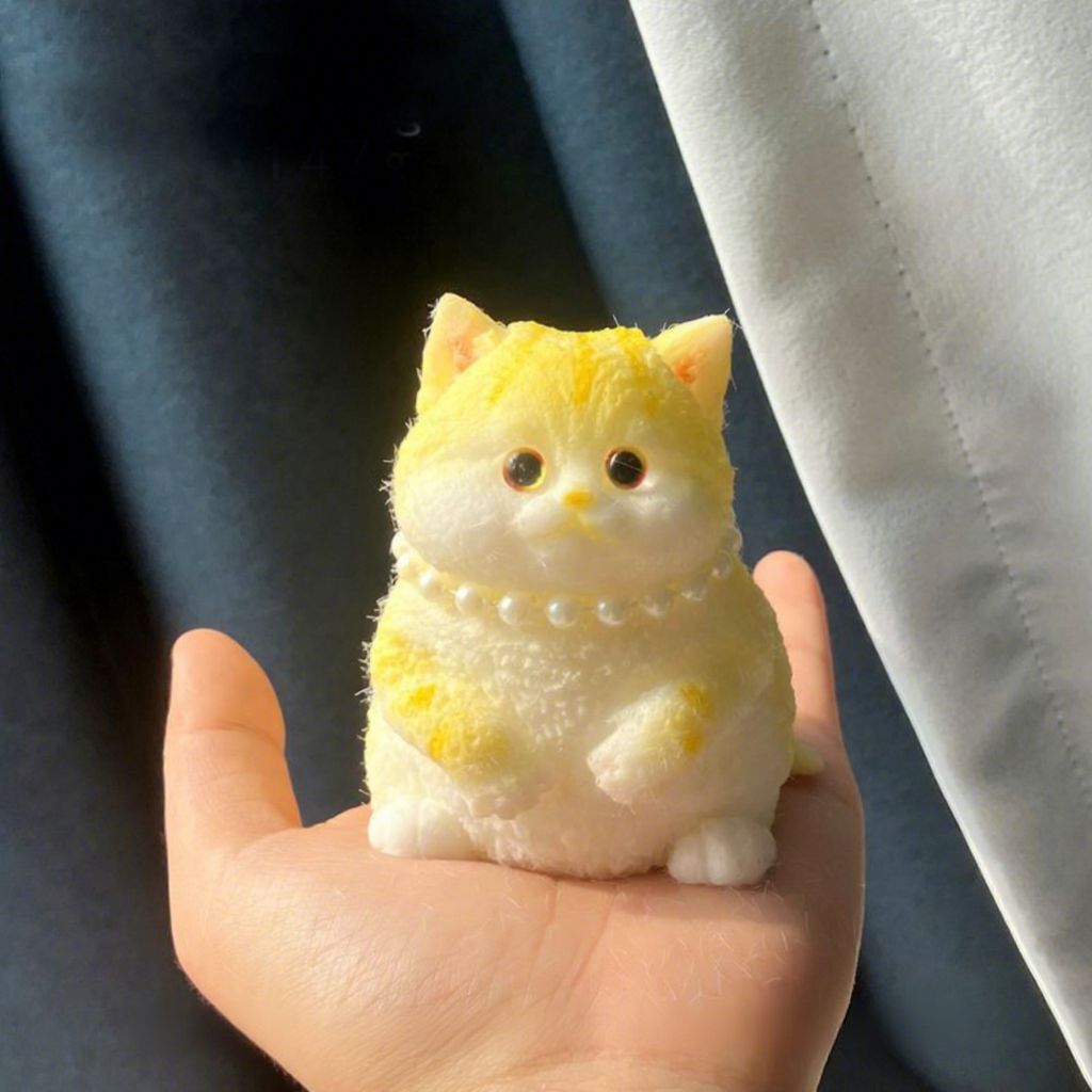 Chat aux nuances dorées colorées