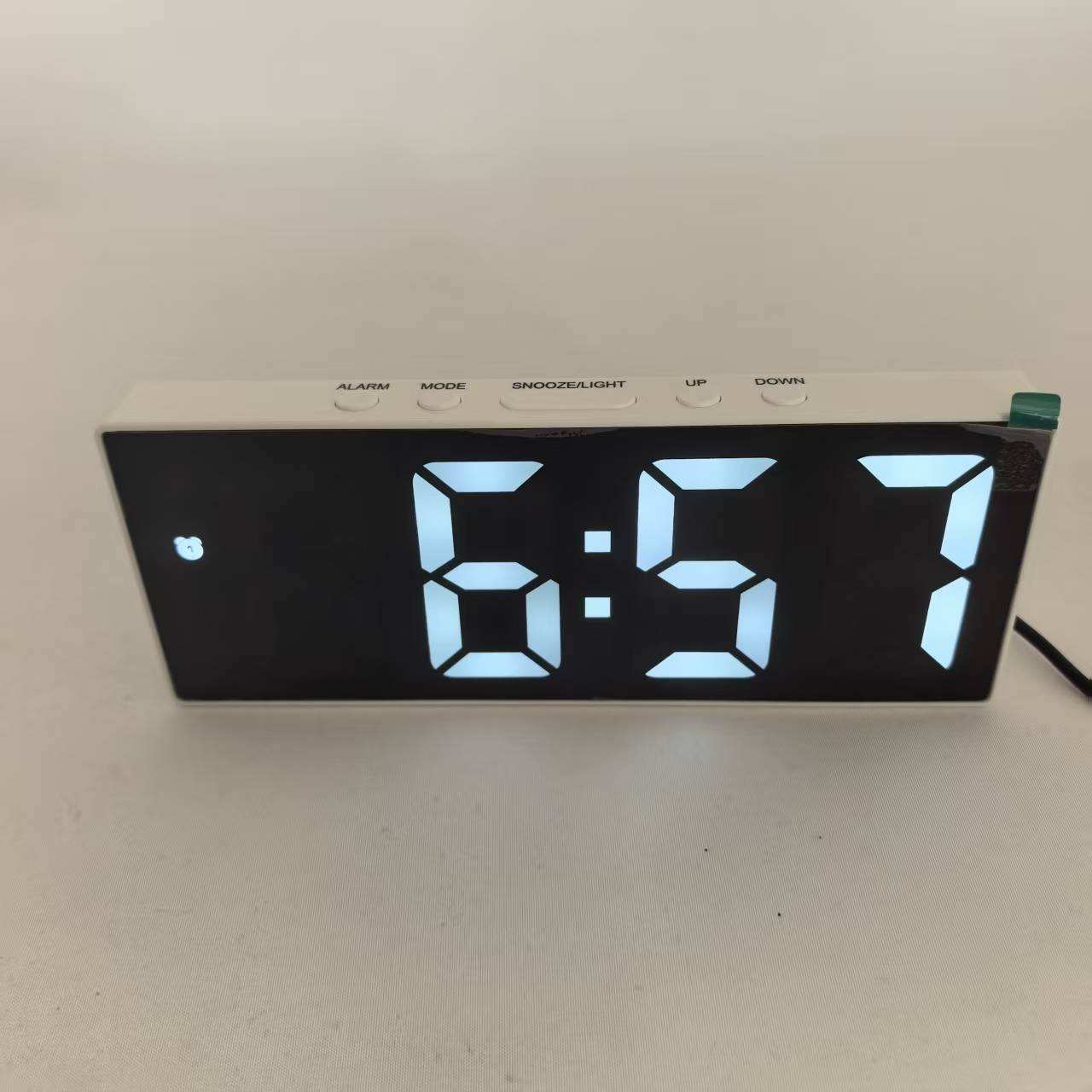 Carcasa blanca, superficie negra + luz blanca