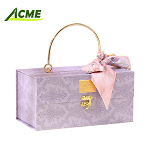 Cajas de regalo de papel recubierto con mango de cinta de satén y recubrimiento UV para envío Salgados con diseño de carpeta de archivos - Product Image 1