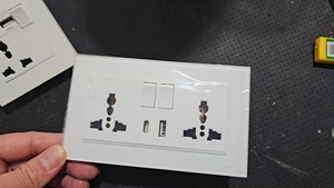 高质量开关双3针插座，带C型和USB - Product Image 2
