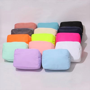 26 couleurs vives bricolage Logo personnalisé Chenille lettres Patch grand voyage étanche sac à cosmétiques étui pochette en <span class=keywords><strong>nylon</strong></span> grand sac de maquillage