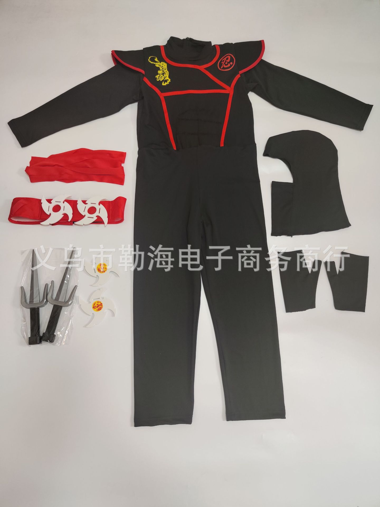 Ninja en costume musculaire noir