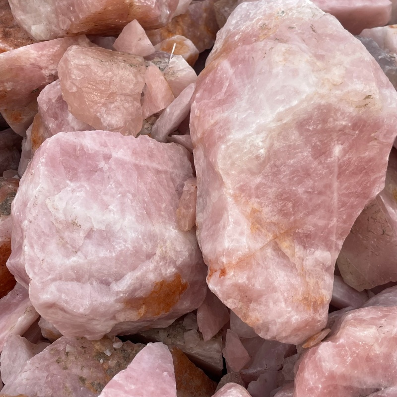 Grande pierre brute de quartz rose