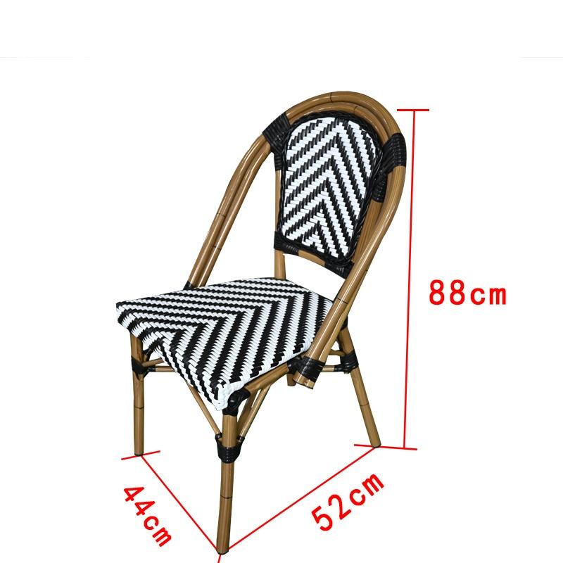 chaise en bois noir blanc en forme de V