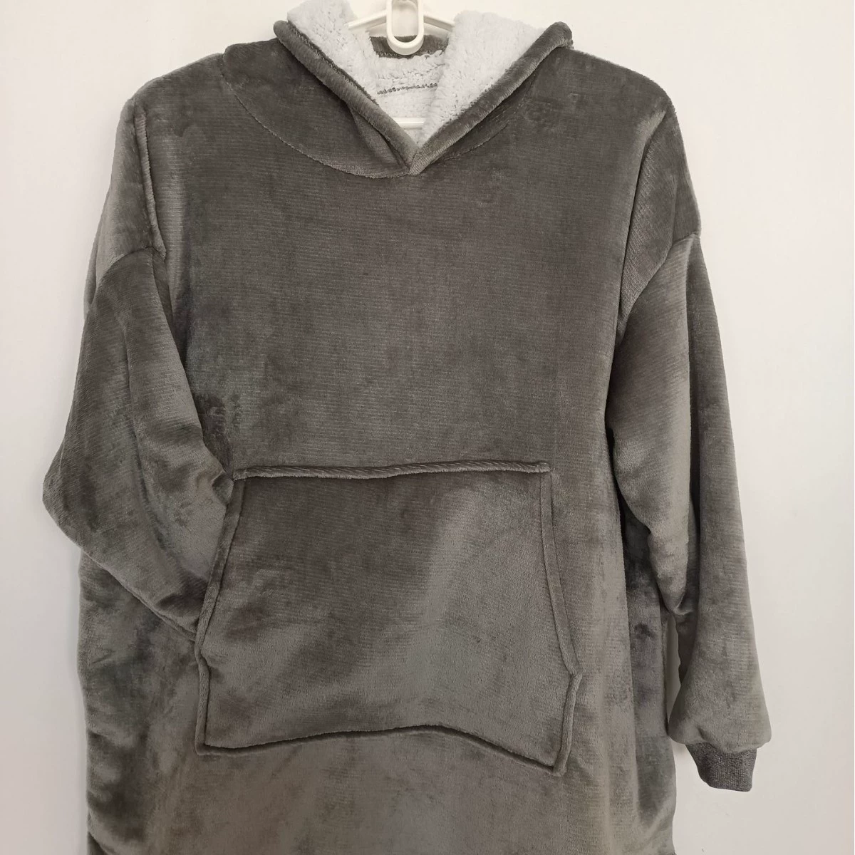 สีเทาเข้ม