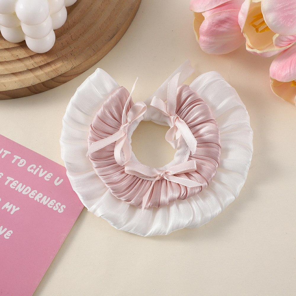 Foulard en soie rose avec bordure blanche